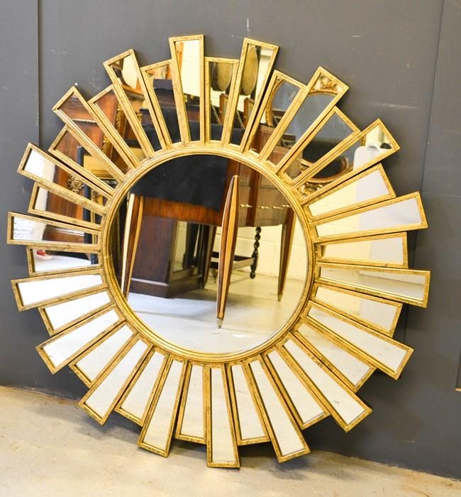 Null Vergoldeter Holz-Starburst-Spiegel im Art-Déco-Stil, das runde Zentrum ist &hellip;