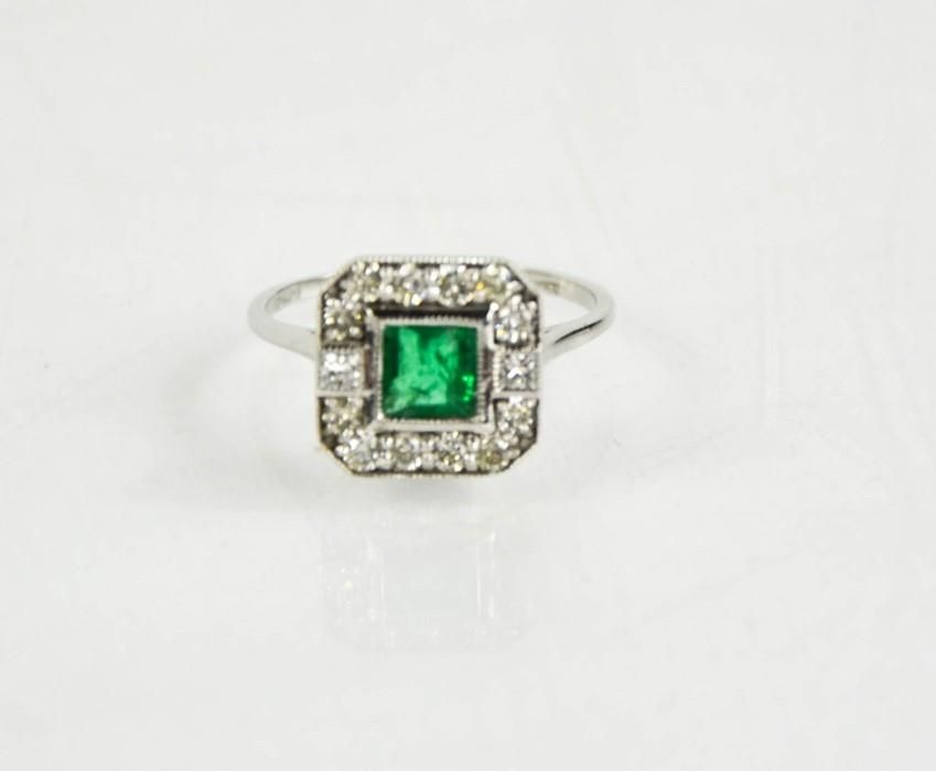 Null An 18ct white gold Art Deco style emerald and diamond ring, J½, 2.7g.