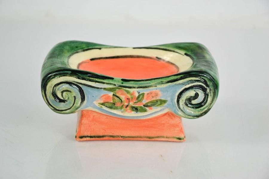 Null Vicky Walton (20e siècle) : porte-savon en poterie d'atelier.