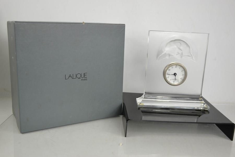Null Une horloge en verre Lalique avec un chat en relief, gravée Lalique à la ba&hellip;