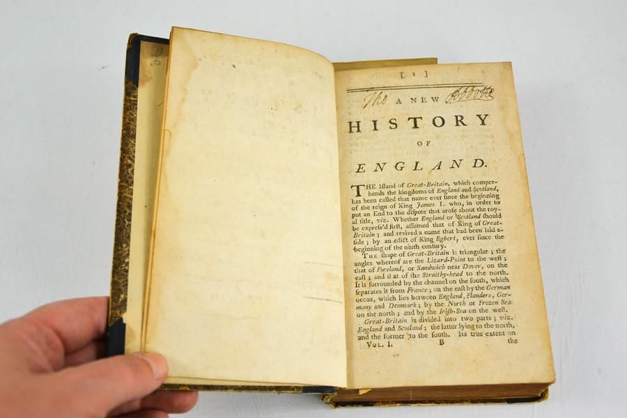 Null 一部新的英国历史，有手写的说明 "本历史由乡下人和好心人沃尔特-罗利谦恭地题写，1730年11月20日，林肯旅馆。