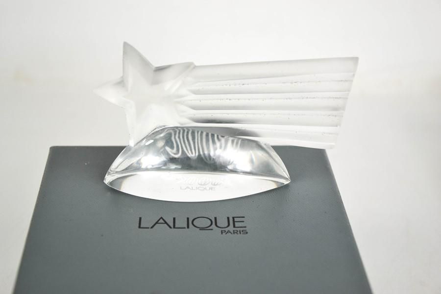 Null Une comète Lalique Millennium, gravée 2000 Lalique à la base, avec boîte d'&hellip;