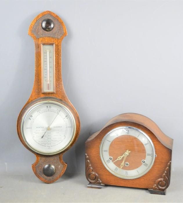 Null Une horloge de cheminée en chêne Bentima, un baromètre Comitti, deux boîtes&hellip;