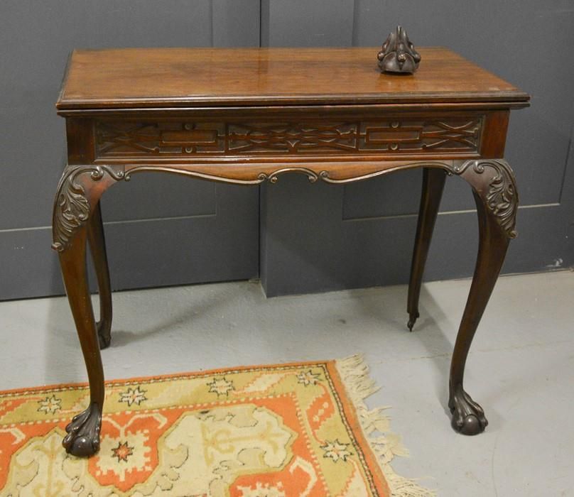 Null Table à cartes de style Chippendale en acajou du 19e siècle, sculptée d'une&hellip;