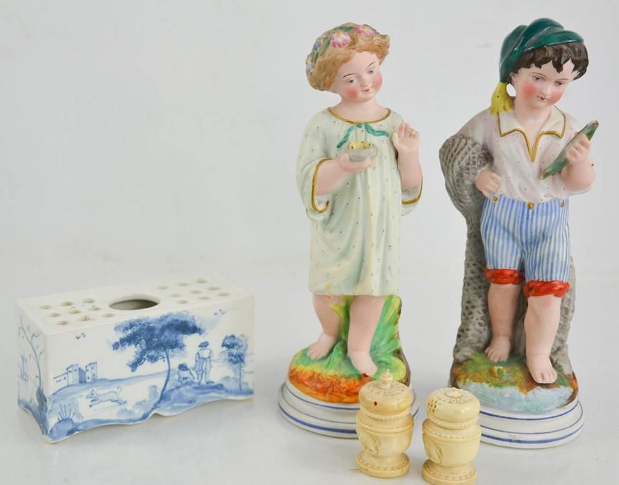 Null Un pot à fleurs de style Delft, deux figurines et un sel et poivre en os sc&hellip;