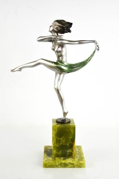 Null 约瑟夫-洛伦茨尔（1892-1950）：跳舞的女孩装饰艺术青铜器，银色和绿色的哑光，有签名，在绿色玛瑙底座上，高43厘米。