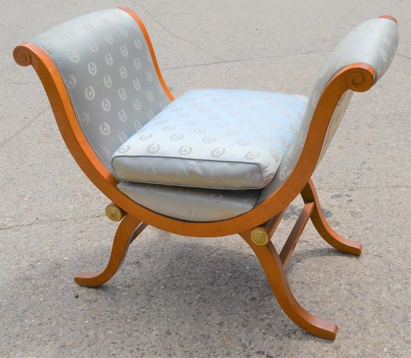 Null 法式窗台椅，末端为浅蓝色织物覆盖，宽110厘米，长65厘米，宽92厘米。