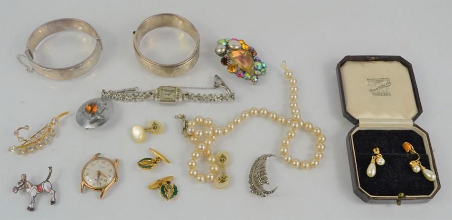 Null 一组珠宝，包括一个银和玛瑙胸针，银手镯，珍珠项链等。