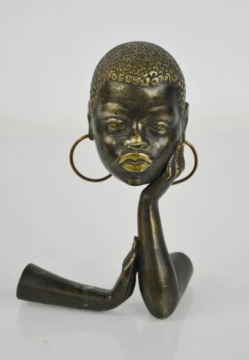 Null 一件工作室装饰艺术时期的金属作品雕塑，约1930年，非洲女士带环形耳环，无签名，高15厘米。