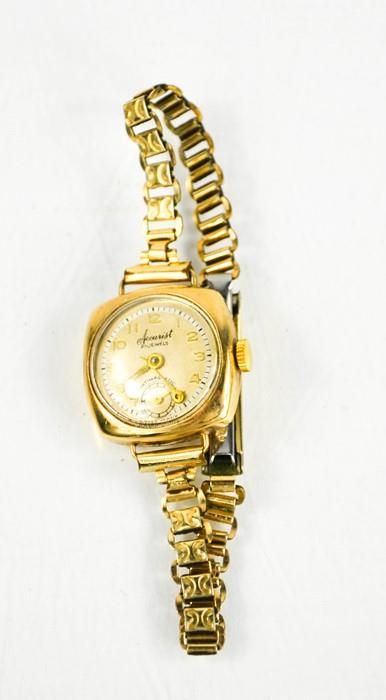 Null Une montre-bracelet Accurist en or 9ct avec bracelet plaqué or.