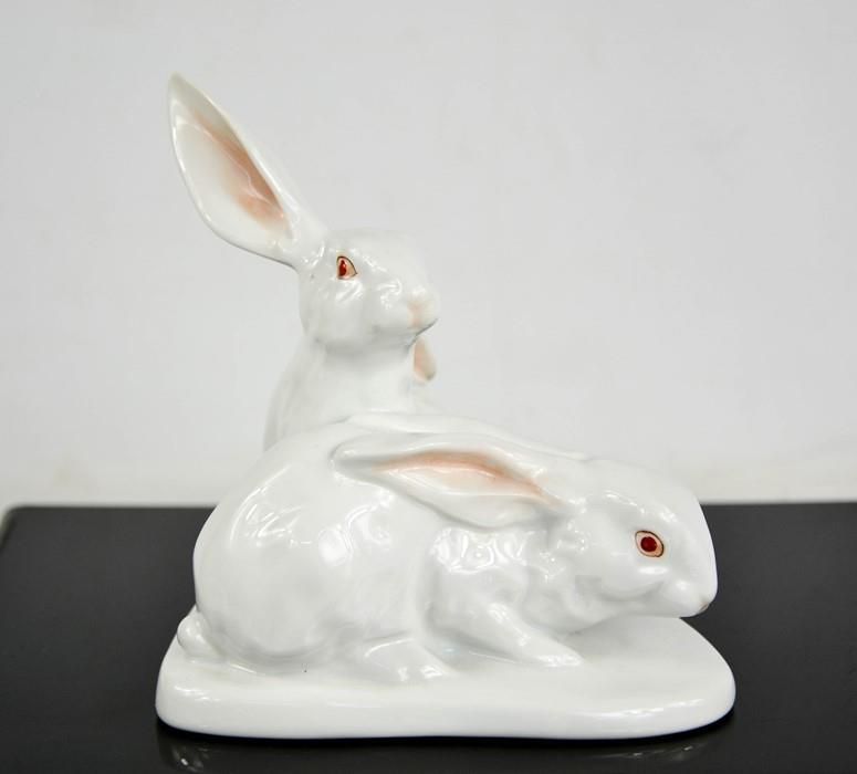Null Un groupe de lapin en porcelaine Herend, 14cm de haut.