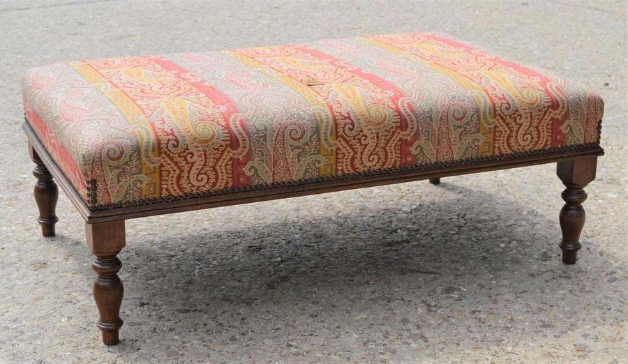 Null 一个维多利亚时代的桃花心木脚凳，宽102厘米，高66厘米，长37厘米