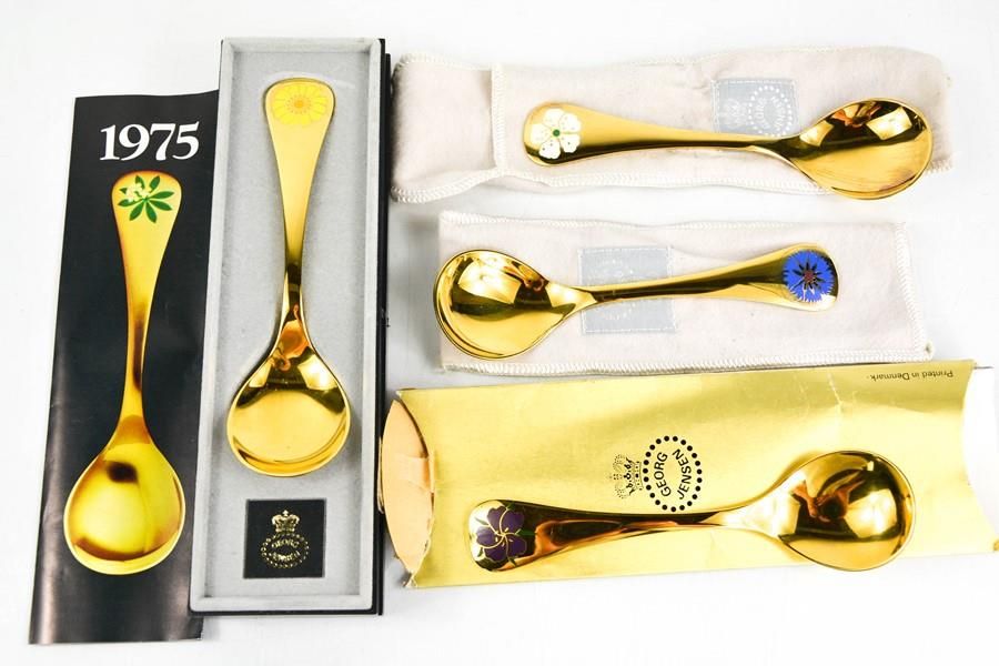 Null Juego de cuatro cucharas danesas de plata dorada y esmaltada de George Jens&hellip;