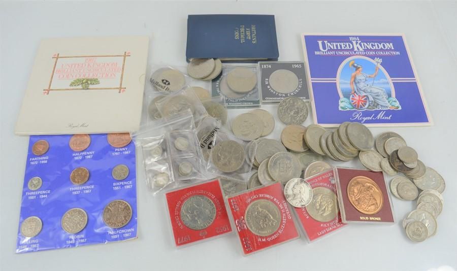 Null Eine Gruppe britischer Münzen, darunter Gedenkmünzen und Silbermünzen