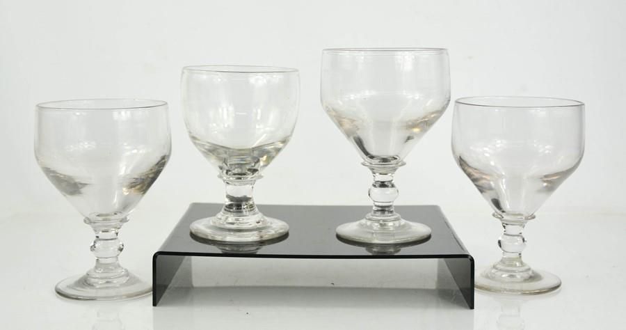 Null Vier georgianische Gläser, unterschiedlicher Größe, mit erhabenen Pontils a&hellip;