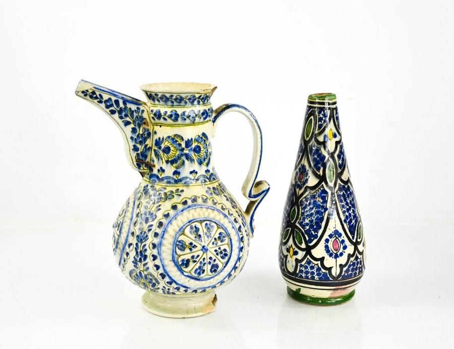 Null Una jarra de agua de cerámica oriental del siglo XIX junto con un jarrón.