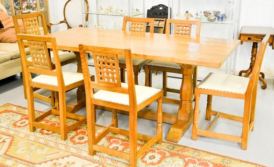 Null 一套由Wilf Hutchinson 'Squirrelman'设计的六把橡木餐椅，五把椅子和一把雕刻机，带有奶油色的皮革座椅。