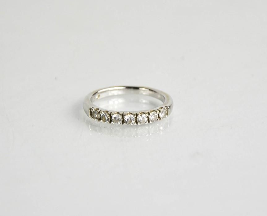 Null Un anello in oro bianco e diamanti 18ct, i sette diamanti per un totale di &hellip;