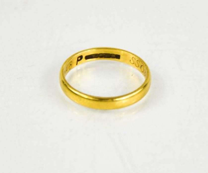 Null A 9ct gold wedding band, size P, 2.9g.