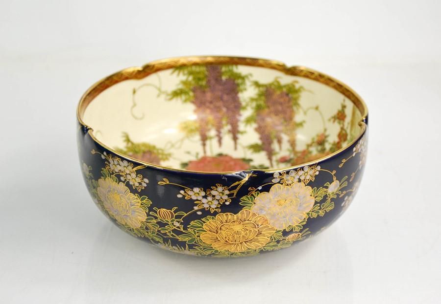 Null Un bol en porcelaine de Satsuma, décoré de canards dans un étang, l'extérie&hellip;