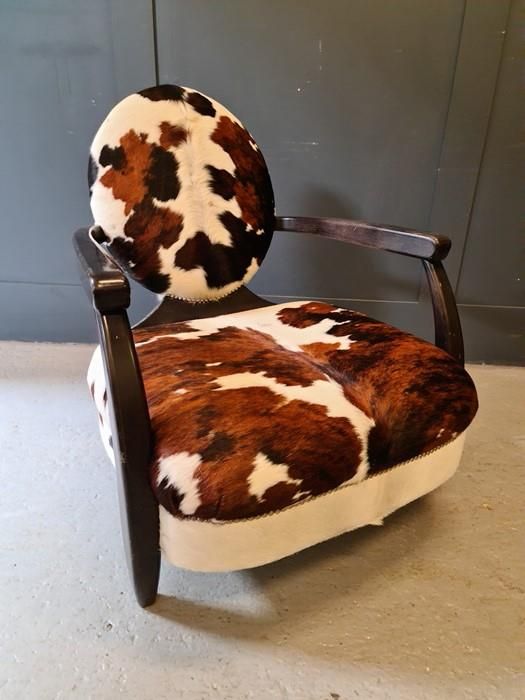 Null 安德鲁-马丁扶手椅，采用牛皮软垫，木质框架，椭圆形靠背。