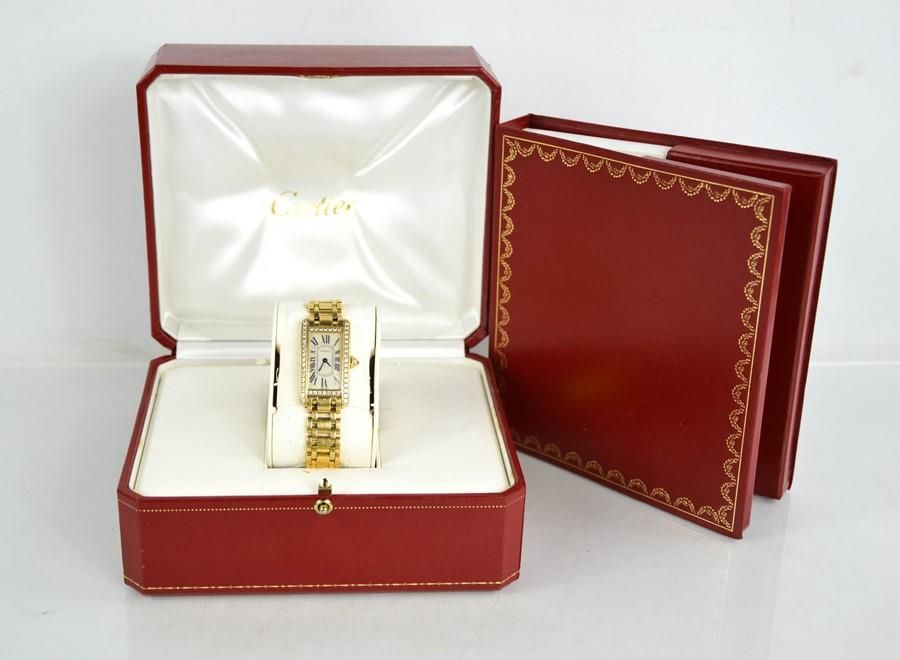 Null Une montre-bracelet Cartier en or 18ct et diamants, de conception Tank Amer&hellip;
