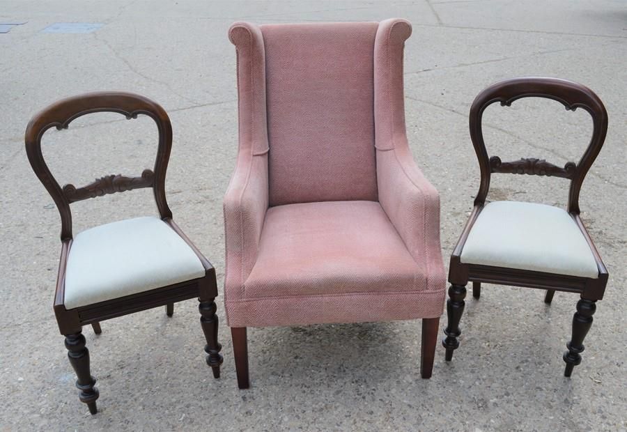 Null 两把维多利亚时代的桃花心木餐椅，带转动的椅腿，以及一把翼背扶手椅