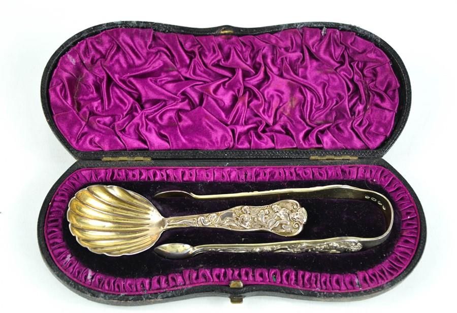 Null A silver caddy spoon and sugar nip set, embossed with mythological scene, b&hellip;