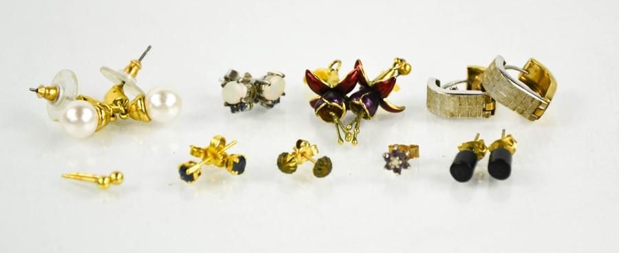 Null A group of earrings to include 9ct gold examples, 4.9g.
