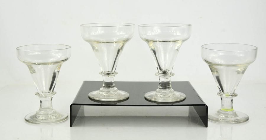Null Ein Satz von vier Gläsern, 19. Jahrhundert, 15 cm hoch.
