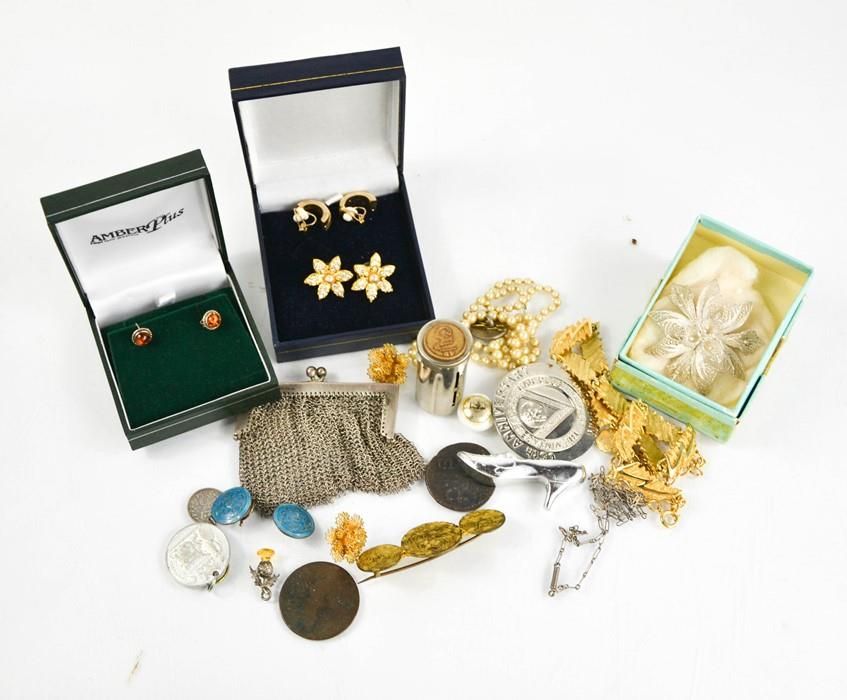 Null 一组珠宝，包括银链袋，硬币，胸针和耳环。