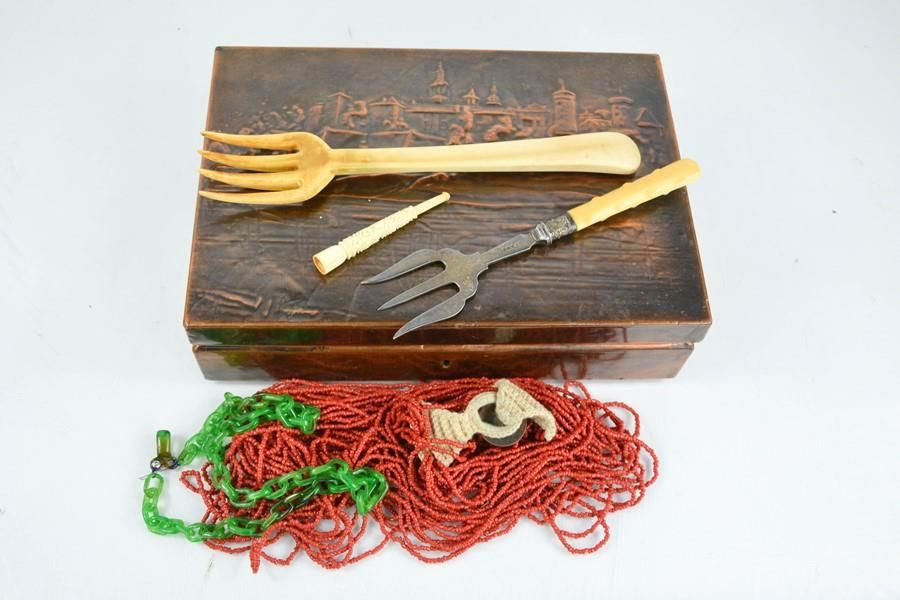 Null 两条古董项链；一个玉器的例子，两个骨雕的叉子，烟斗和一个铜制的压花盒子。