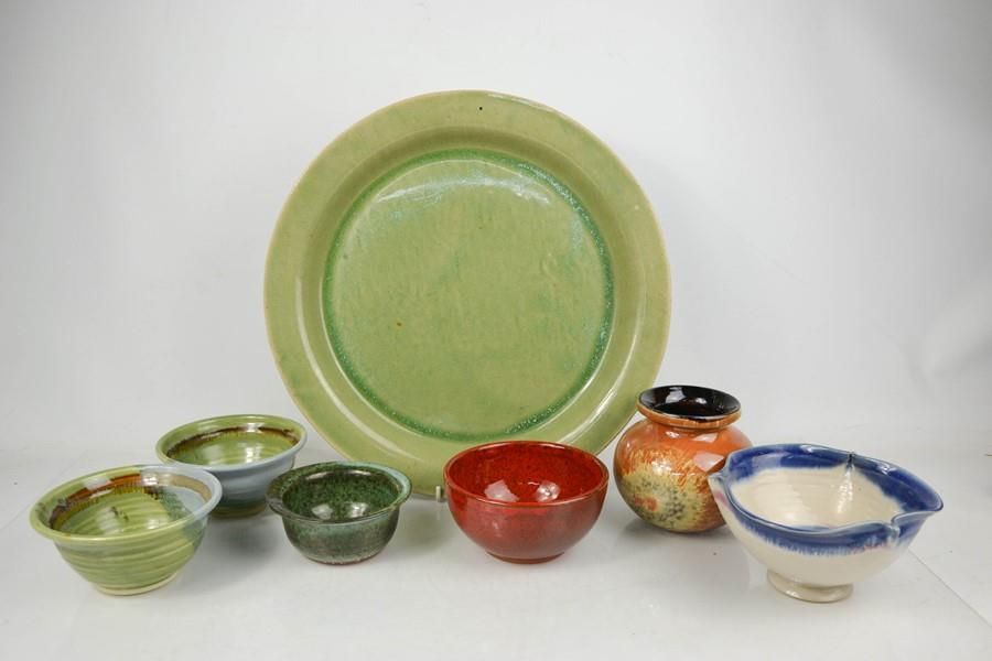 Null Un groupe de poteries d'atelier, comprenant deux bols par Nick Molotore, et&hellip;