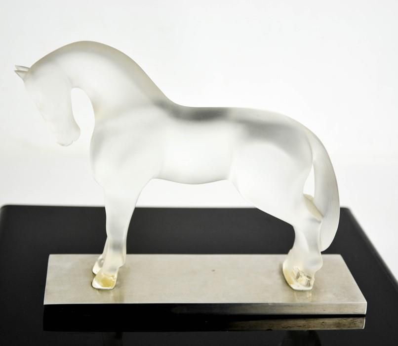 Null Un cheval en verre opaque René Lalique sur une base en métal, portant une é&hellip;