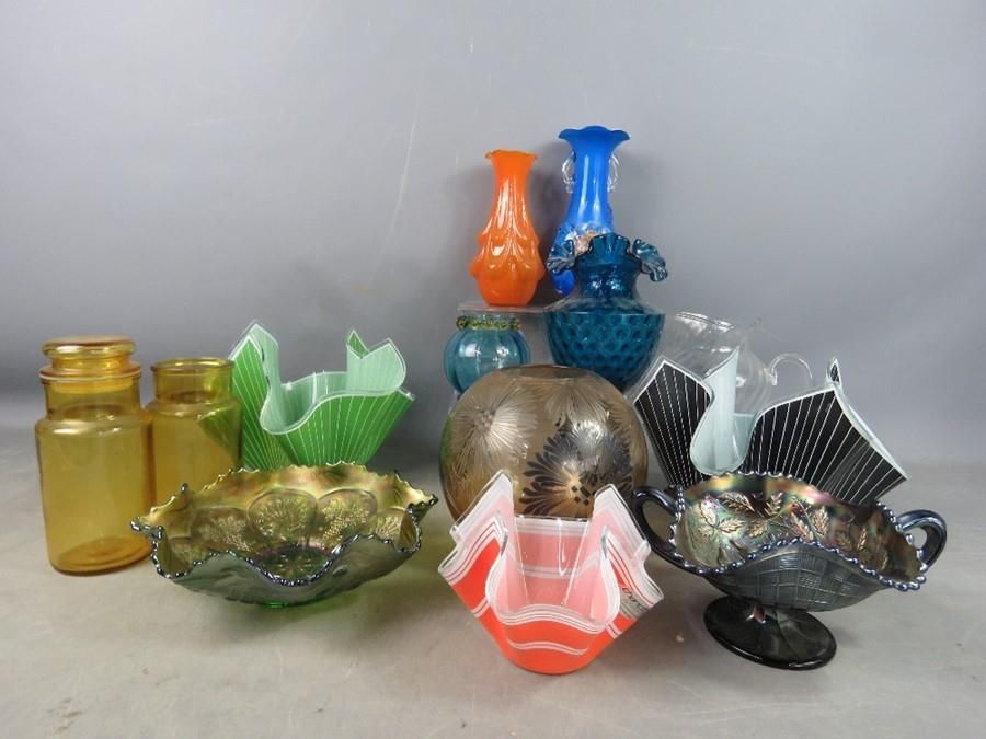Null 一批复古玻璃器皿，包括狂欢节玻璃、手帕碗和一个刻有花头的玻璃碗