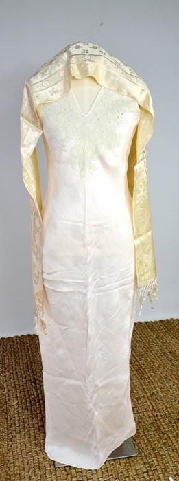 Null Une écharpe en soie crème du début du 20e siècle, brodée avec des décoratio&hellip;