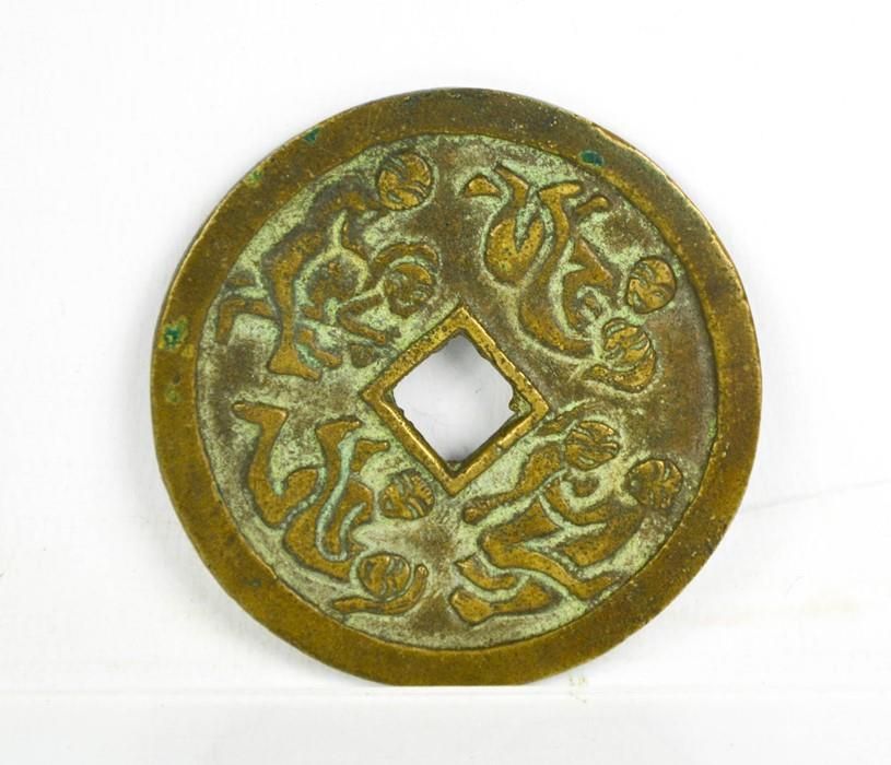 Null Un disque chinois en bronze, avec de la calligraphie d'un côté et des scène&hellip;