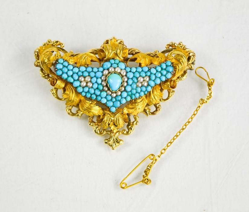 Null A fine gold, turquoise and seed pearl brooch, the central cluster of pearls&hellip;