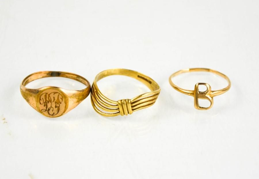 Null Tres anillos, dos ejemplares de oro de 2,9ct, y un anillo de sello.
