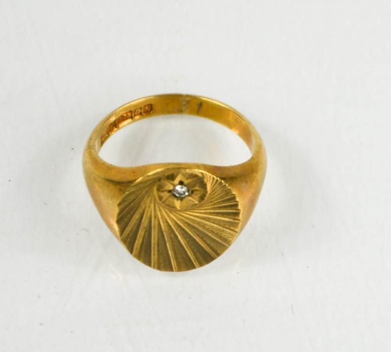 Null Un anello con sigillo in oro 9ct e diamanti, taglia S/T, 9.13g.