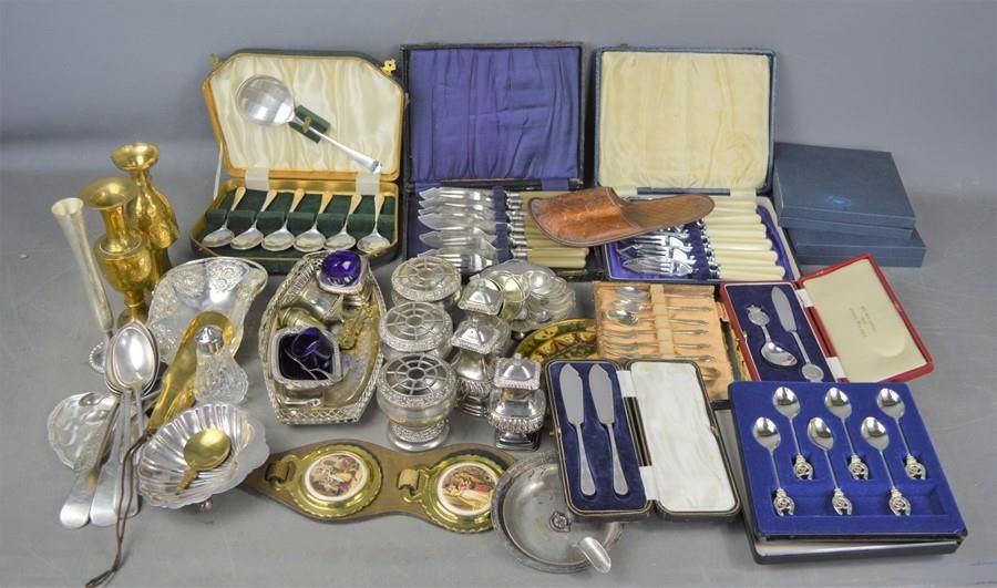 Null 一组铜器和银盘，包括盒装餐具、花瓶、马铜器和其他物品