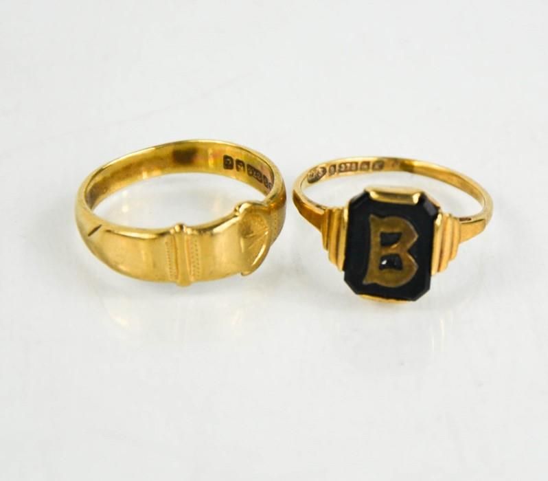 Null Zwei Ringe aus 9 Karat Gold: Gürtelschnalle, Größe O, und Siegelring mit In&hellip;