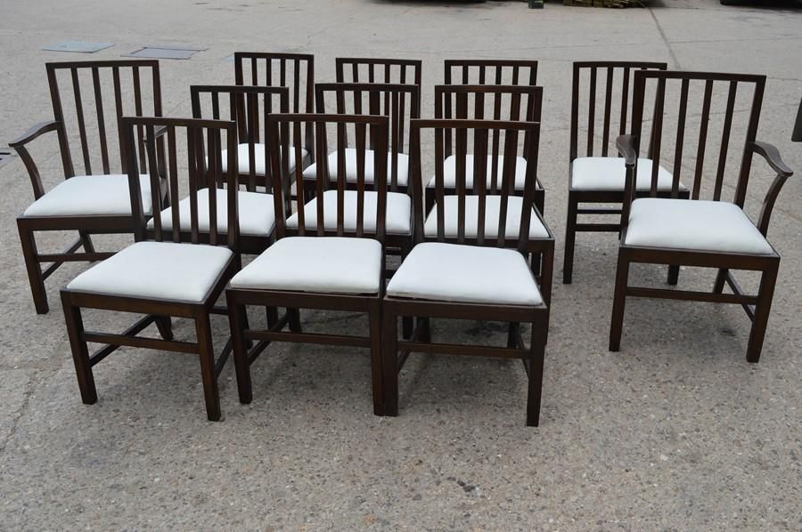Null 一套12把餐椅，包括两把雕花椅，带落座，盖有印章。