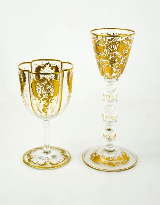 Null 两只镀金的玻璃杯，一只是有节的杯柄，另一只是四叶形的杯身。