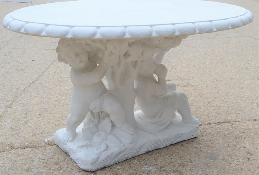 Null Une table de jardin ovale en béton de style Rococo, 75cm de haut par 137cm &hellip;