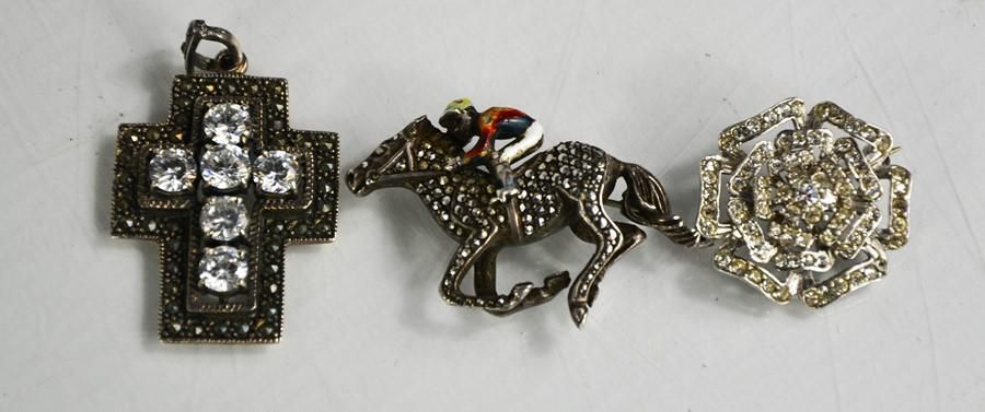 Null 三个胸针，包括一个银质的、玛瑙的和珐琅的马和骑师形式的例子。