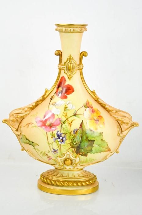 Null Un vase en ivoire roux Royal Worcester peint de fleurs et de feuilles, avec&hellip;