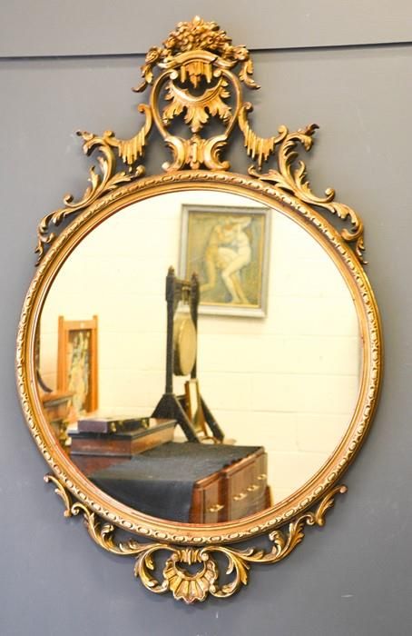 Null Vergoldeter Wandspiegel, runder Spiegel mit Wappenaufsatz, 107 cm hoch.