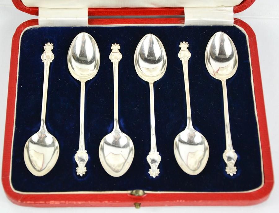 Null Un set di sei cucchiai da caffè in argento di James Dixon, Sheffield 1915, &hellip;
