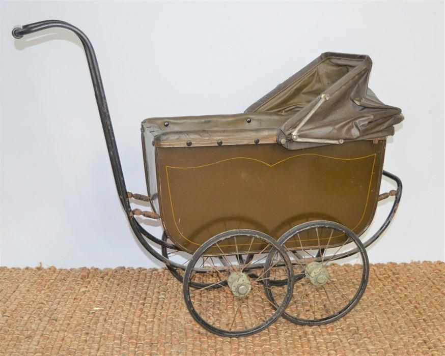 Null Un landau vintage Marmet "The worlds lightest baby carriage" avec capuche.